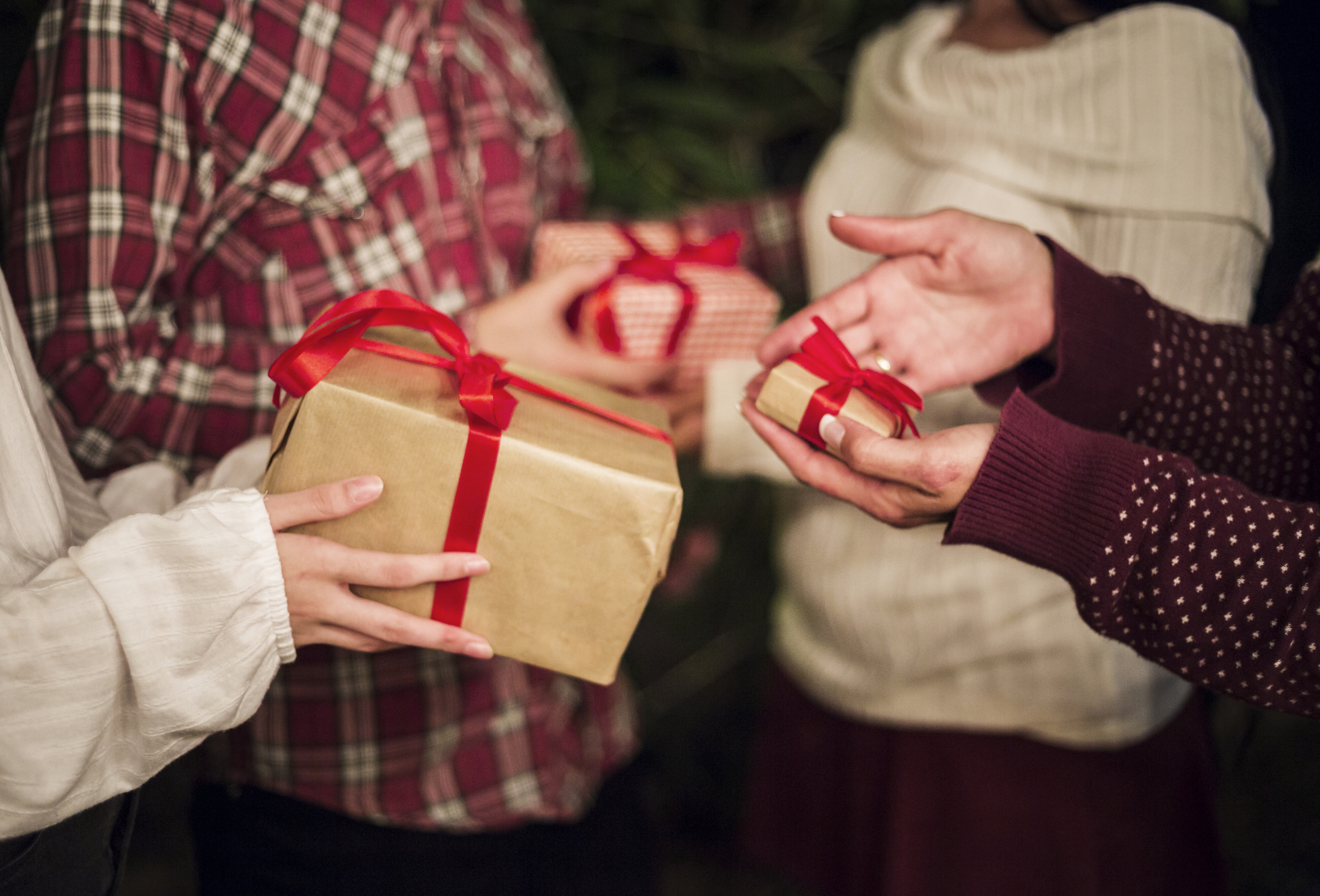 Подарки друзьям и родственникам. Подарки. Человек дарит подарок. Новогодний подарок в руках. Вручение подарка.